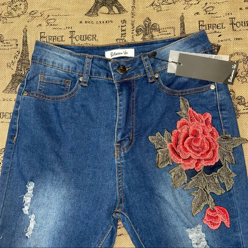 Between Us NWT! Denim High Rise Distressed Floral Embroidered Skinny Jean - Picture 6 of 13